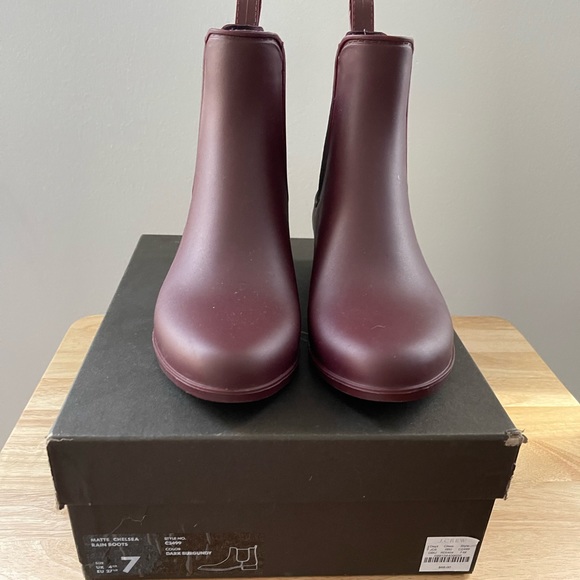 J. Crew Shoes - JCrew Chelsea matte rain boots!